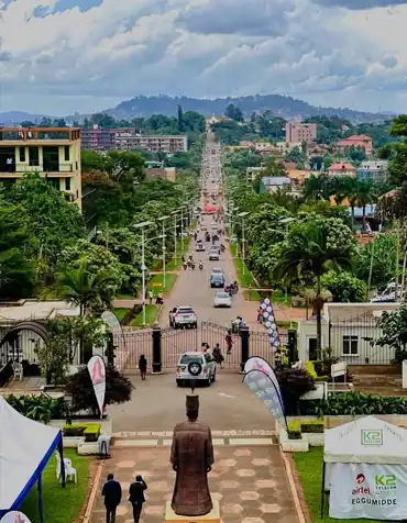 kaleshsafariandtouruganda.com